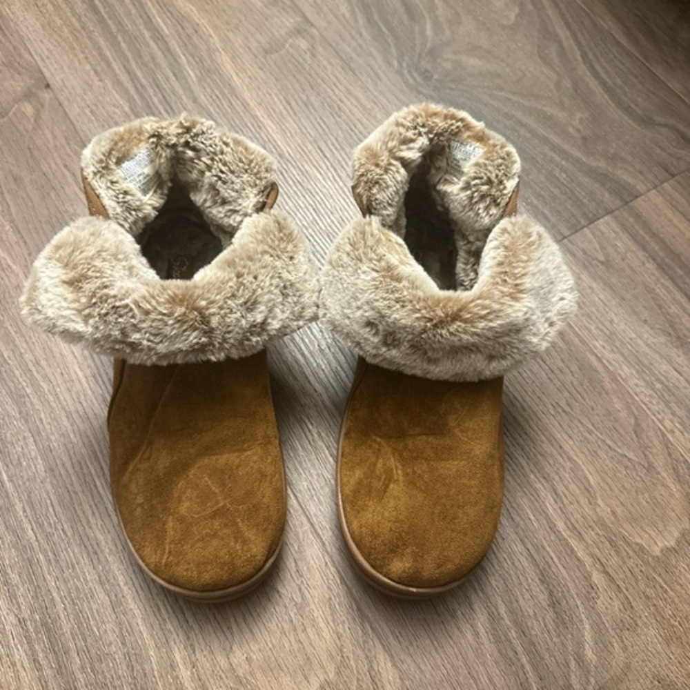 Skechers size 8 1/2 Cozy Faux-Fur Lined Suede Ankle Boots - Tan